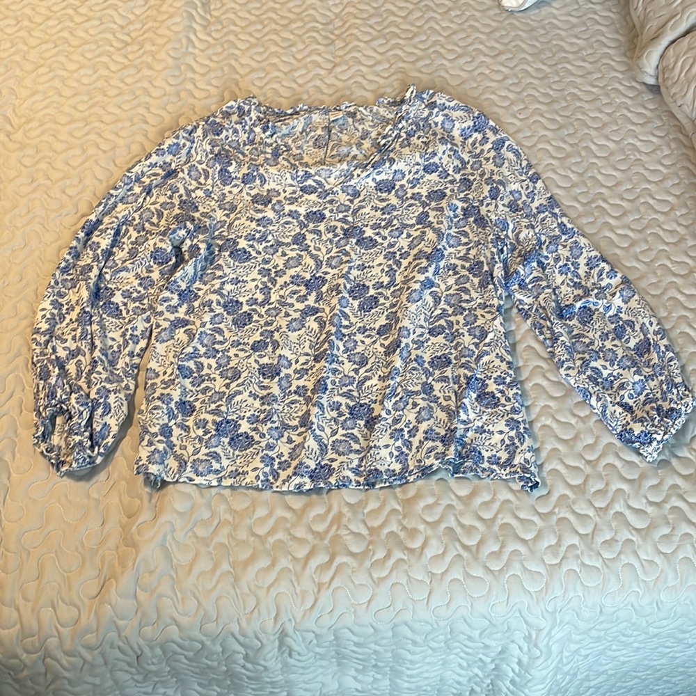 Cute Blue and White Patterned V-Neck Old Navy Blouse with Ruffled Sleeves